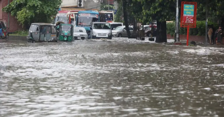 বৃষ্টির কারণে যান চলাচল ব্যাহত